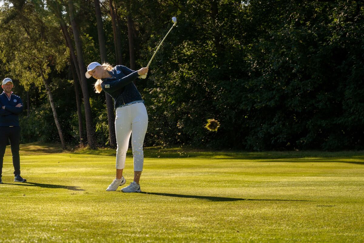Leonie Wulfers beim Schlag auf dem Fairway