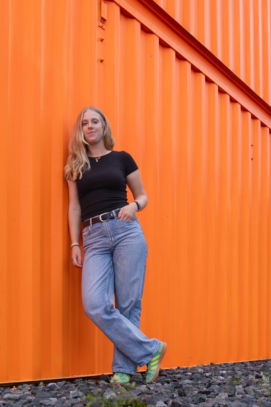 Leonie Wulfers vor einer orangefarbenen Wand