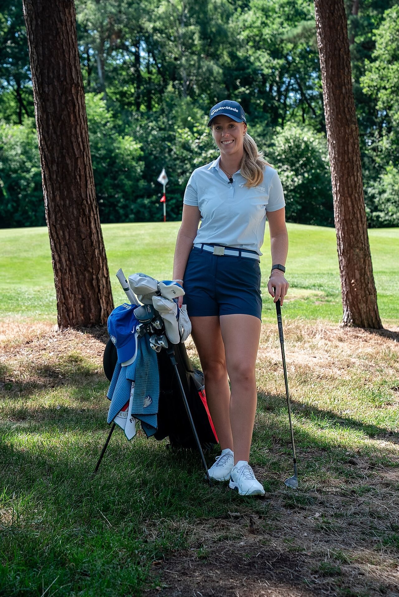 Leonie Wulfers mit Golfbag auf dem Platz