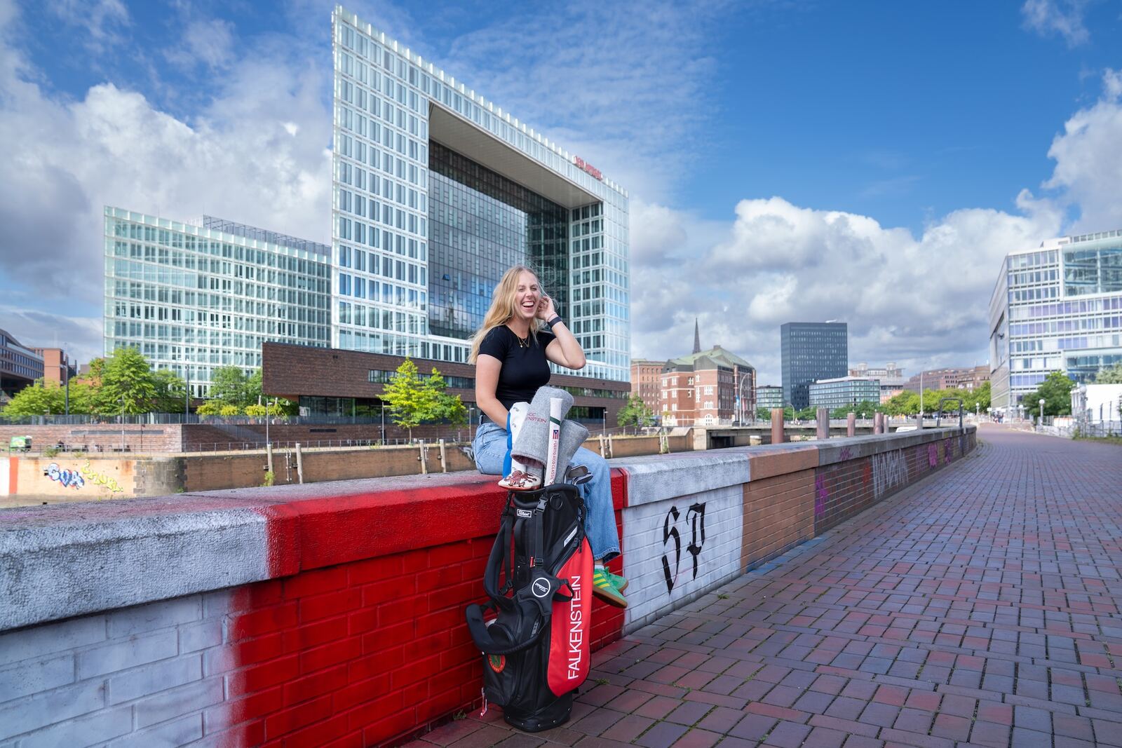 Leonie Wulfers in der Hamburger HafenCity